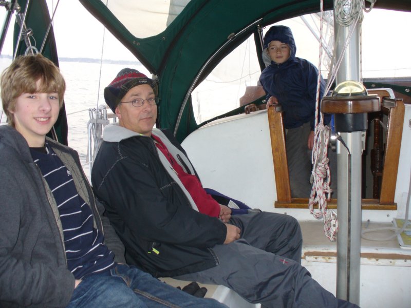 barrywhisnephewjoshanddavidonlastsailof2009.jpg